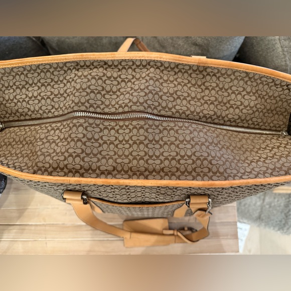 Coach duffle with zipper and interior pockets. - Picture 2 of 12